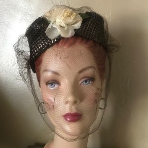 EXQUISITE 1940s' BROWN METALLIC STRAW FASCINATOR HAT WITH FABRIC ROSES & VEIL